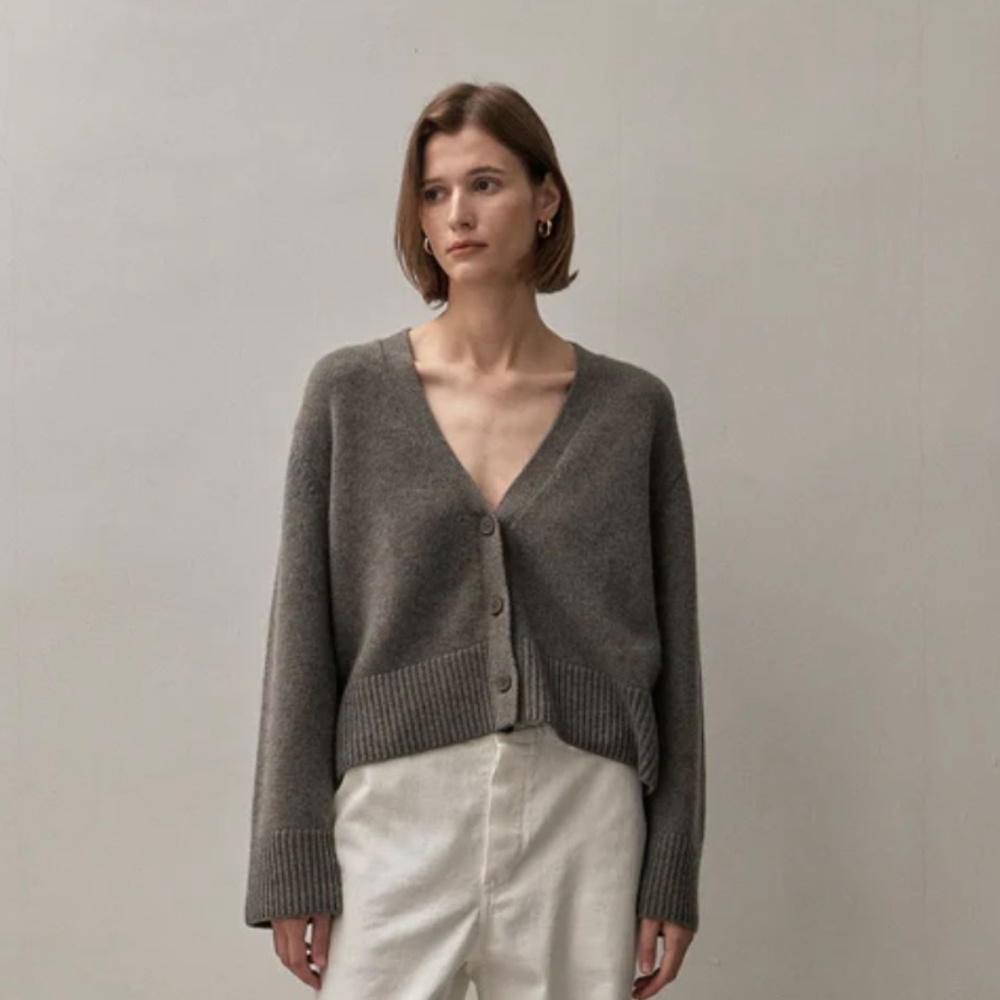 The Curated Classic Cashmere Cardigan in Otter Size S NWT - Picture 3 of 9
